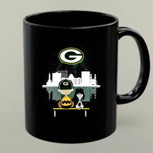 Charlie Brown And Snoopy Dog Watching City Green Bay Packers 1 mug.jpg