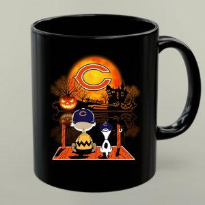 Charlie Brown And Snoopy Watching Chicago Bears Halloween 1 mug.jpg
