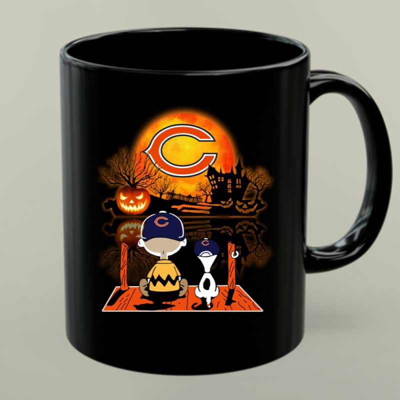 Charlie Brown And Snoopy Watching Chicago Bears Halloween 1 Mug.jpg