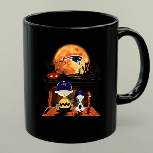 Charlie Brown And Snoopy Watching New England Patriots Halloween 1 mug.jpg