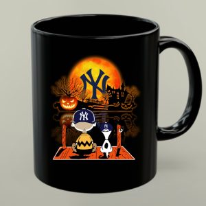 Charlie Brown And Snoopy Watching New York Yankees Halloween 1 mug.jpg