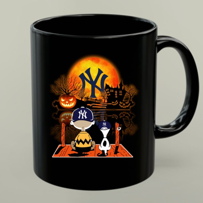 Charlie Brown And Snoopy Watching New York Yankees Halloween 1 Mug.jpg