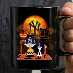 Charlie Brown And Snoopy Watching New York Yankees Halloween 3 mug.jpg
