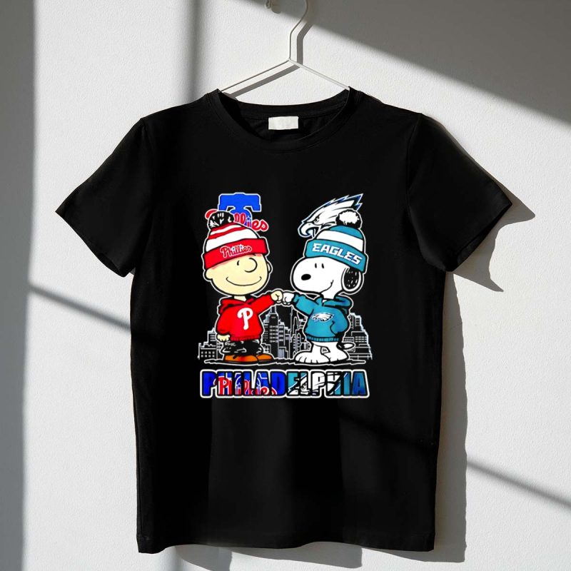 Charlie Brown And Snoopy Eagles And Phillies Philadelphia Skyline City 1 T Shirt