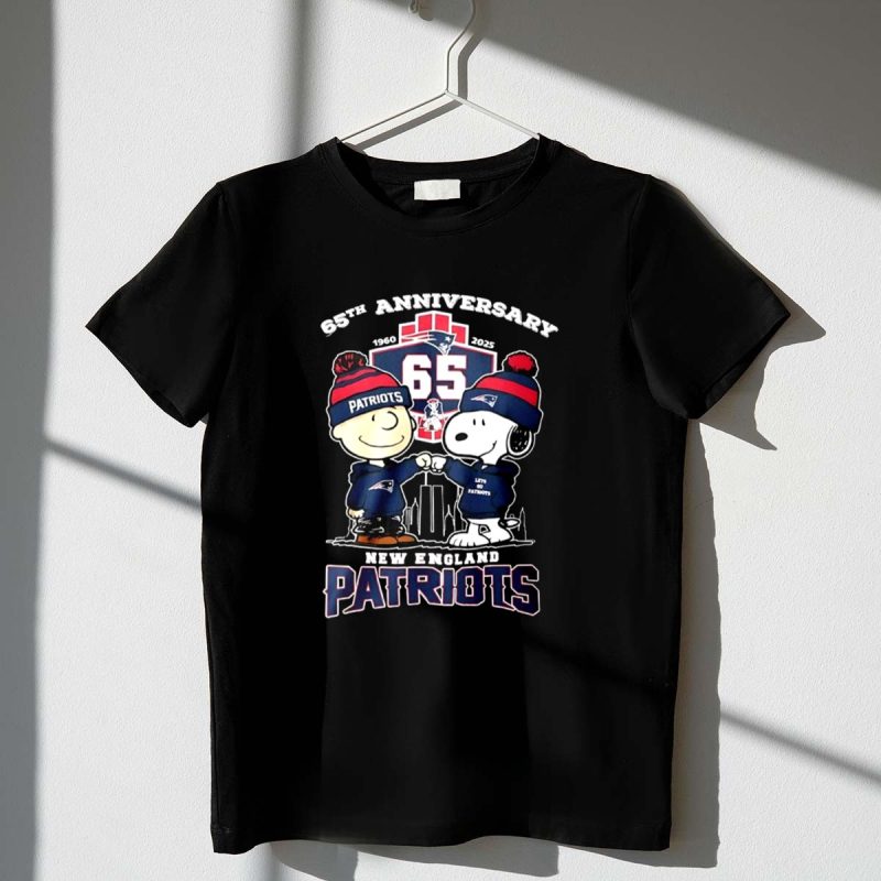 Charlie Brown Touch Hand Snoopy New England Patriots 65Th Anniversary 1 T Shirt