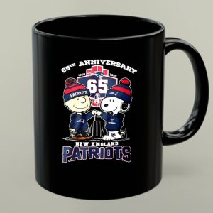 Charlie Brown touch hand Snoopy New England Patriots 65th anniversary 1 mug.jpg