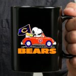 Chicago Bears Snoopy and Woodstock Driving Car with Flag 3 mug.jpg