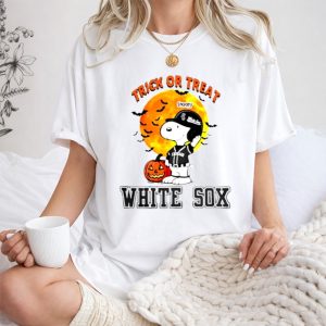Chicago White Sox Snoopy trick or treat Halloween 1 T Shirt.jpg