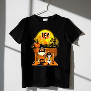 Cincinnati Bengals Snoopy and Charlie Brown Pumpkin Halloween Night Scene 1 T Shirt