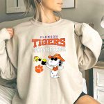 Clemson Tigers Makes Me Drink Beer Snoopy and Woodstocks 3 Sweatshirt.jpg