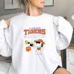 Clemson Tigers Makes Me Drink Beer Snoopy and Woodstocks 9 Sweatshirt.jpg