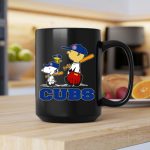 Cubs Snoopy Woodstock Baseball Fans With Cubs Caps 2 mug.jpg