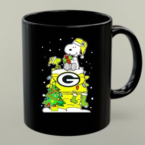 Green Bay Packers Christmas With Snoopy And Woodstock 1 mug.jpg
