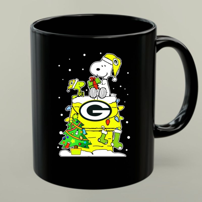 Green Bay Packers Christmas With Snoopy And Woodstock 1 Mug.jpg
