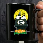 Green Bay Packers Snoopy Woodstock Halloween Moon Pumpkins 3 mug.jpg