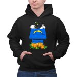 Los Angeles Chargers Snoopy Doghouse Pumpkins 2 Hoodie