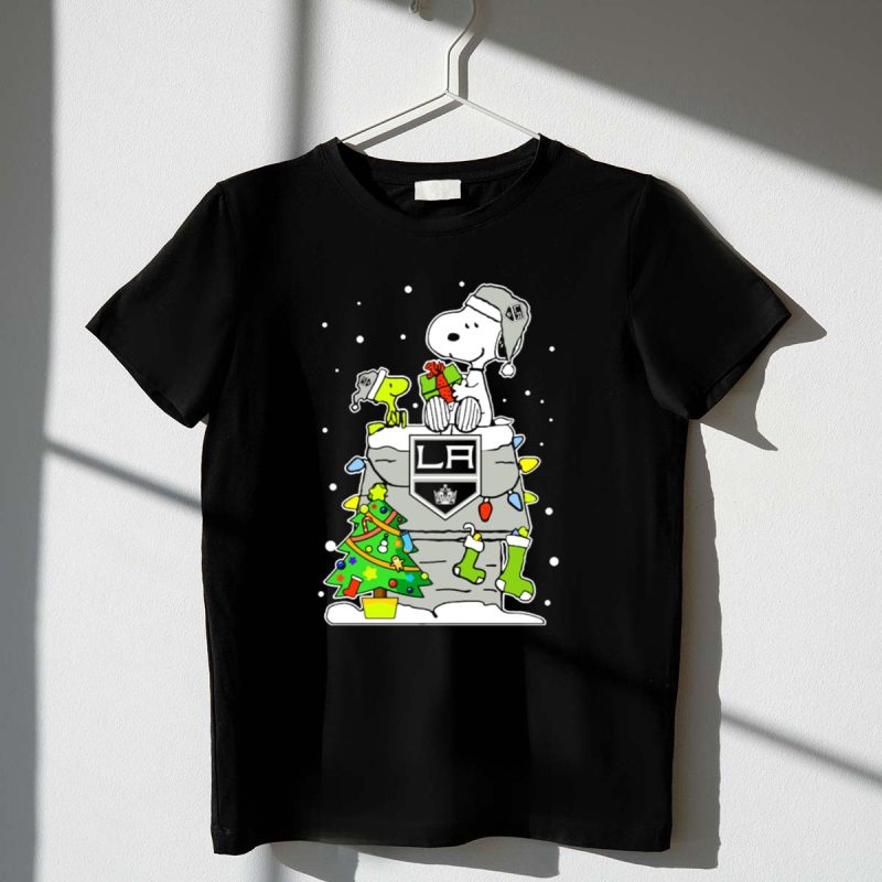 Los Angeles Kings Snoopy And Woodstock Christmas Gift Scene 1 T Shirt