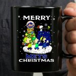 Merry New York Mets Christmas With Snoopy And Friends 3 mug.jpg