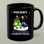 Merry Yankees Christmas Featuring Snoopy and Peanuts Characters 1 mug.jpg