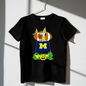 Michigan Wolverines Snoopy Read Books Halloween Pumpkin Football Scene 1 T Shirt.jpg