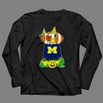 Michigan Wolverines Snoopy Read Books Halloween Pumpkin Football Scene 4 Long Sleeves.jpg