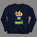 Michigan Wolverines Snoopy Read Books Halloween Pumpkin Football Scene 6 Long Sleeves.jpg