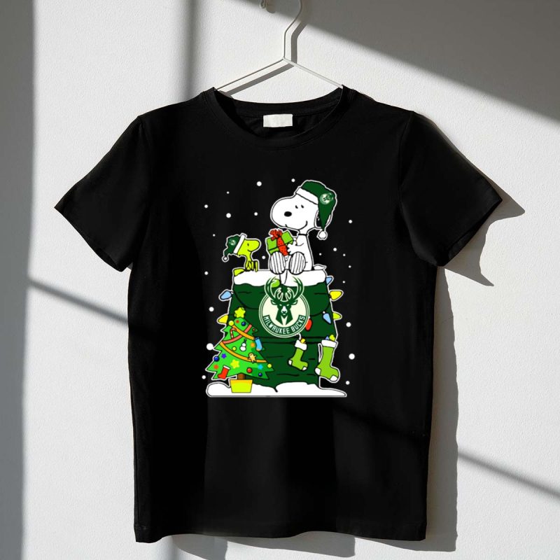 Milwaukee Bucks Christmas Snoopy And Woodstock Holiday Scene 1 T Shirt