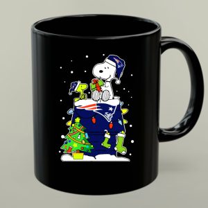 New England Patriots Snoopy Christmas Peanuts Fans 1 mug.jpg