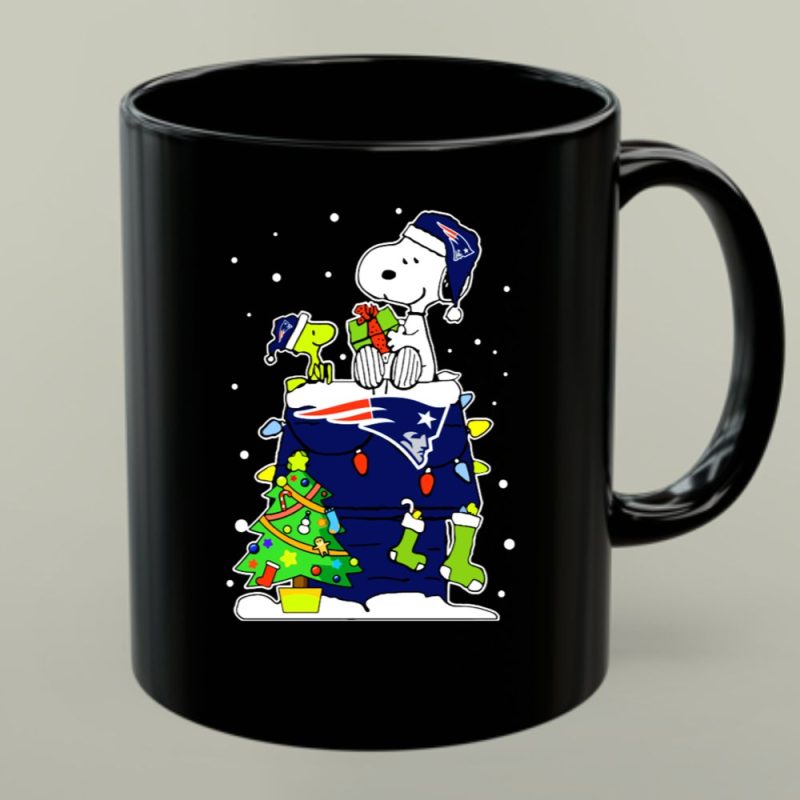 New England Patriots Snoopy Christmas Peanuts Fans 1 Mug.jpg