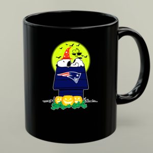 New England Patriots Snoopy Woodstock Halloween Moon Pumpkins 1 mug.jpg