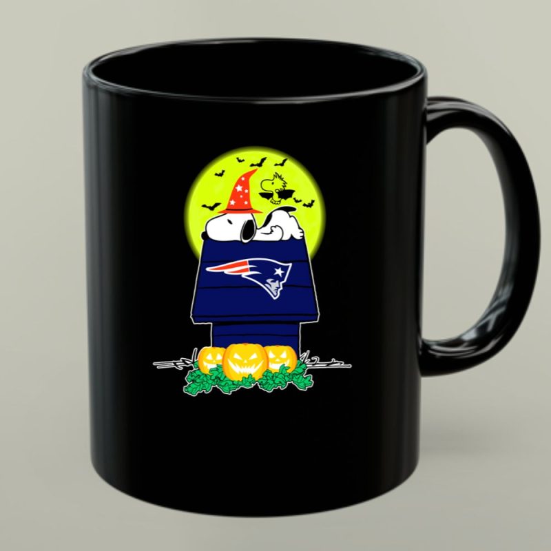 New England Patriots Snoopy Woodstock Halloween Moon Pumpkins 1 Mug.jpg