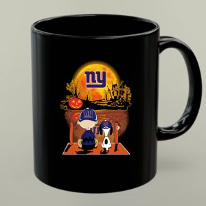 New York Giants Snoopy and Charlie Brown Halloween Pumpkin Scene 1 mug 1.jpg