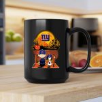 New York Giants Snoopy and Charlie Brown Halloween Pumpkin Scene 2 mug 1.jpg