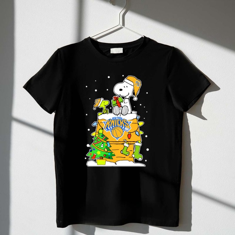 New York Knicks Christmas Snoopy And Woodstock Holiday Scene 1 T Shirt