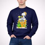 New York Knicks Christmas Snoopy And Woodstock Holiday Scene 3 Sweatshirt