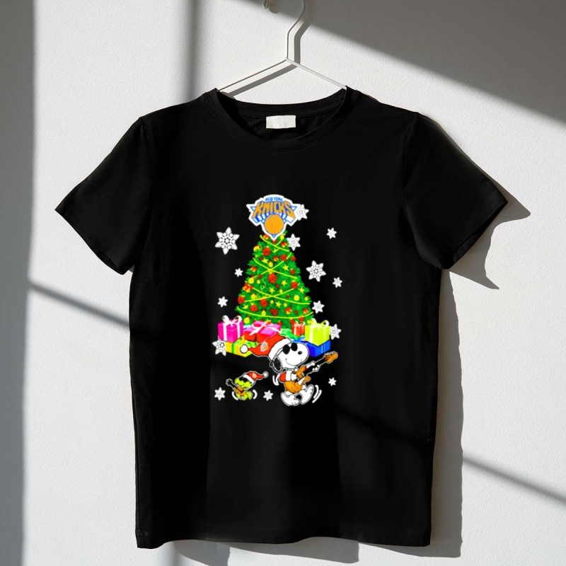 New York Knicks Snoopy Woodstock Christmas Tree Gifts Snowflakes 1 T Shirt