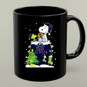 New York Yankees Snoopy Christmas Tree Peanuts 1 mug.jpg