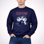 Patriots Win Snoopy High Five Celebration 3 Sweatshirt
