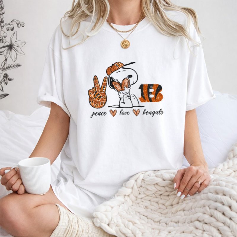 Peace Love Heart Bengals Snoopy Football Fan 1 T Shirt