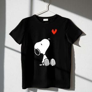Peanuts Snoopy Sitting with Heart 1 T Shirt