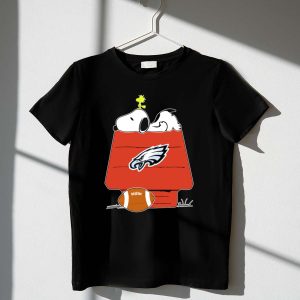 Philadelphia Eagles Snoopy Doghouse Football 1 T Shirt