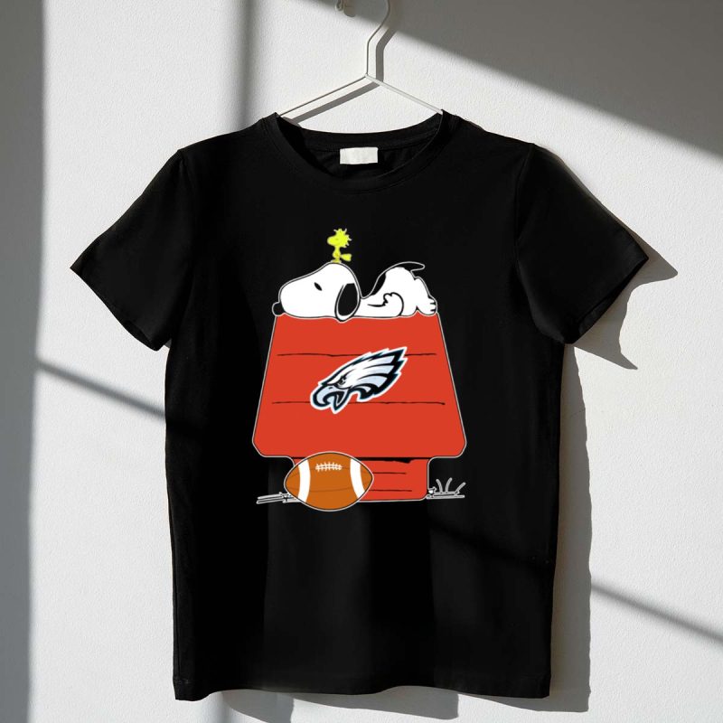 Philadelphia Eagles Snoopy Doghouse Football 1 T Shirt