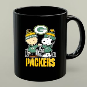 Snoopy And Charlie Brown Green Bay Packers Football Skyline 1 mug.jpg