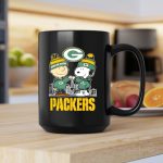 Snoopy And Charlie Brown Green Bay Packers Football Skyline 2 mug.jpg