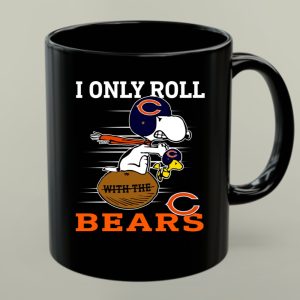 Snoopy And Woodstock I Only Roll With The Chicago Bears 1 mug.jpg