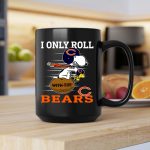 Snoopy And Woodstock I Only Roll With The Chicago Bears 2 mug.jpg
