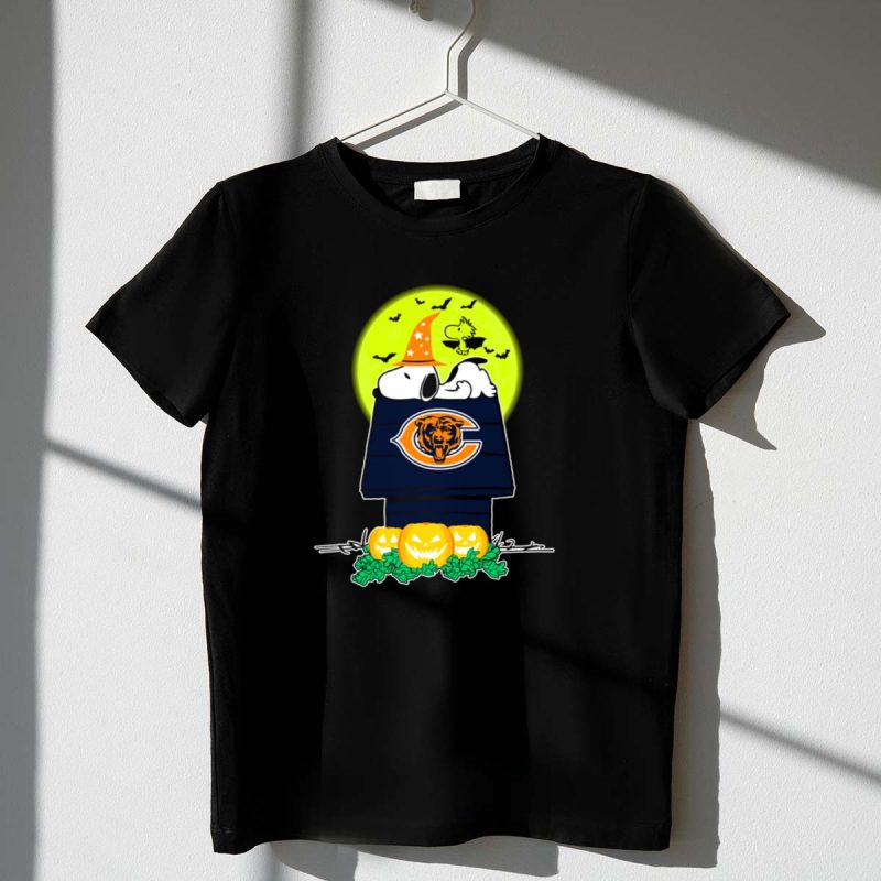Snoopy And Woodstock With Chicago Bears Logo Halloween Scene 1 T Shirt