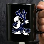 Snoopy Dabbing New York Yankees Logo Yankees 3 mug.jpg