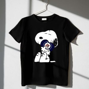Snoopy Holding Winnipeg Jets Heart 1 T Shirt.jpg