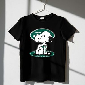 Snoopy New York Jets Football Fan Sitting Pose 1 T Shirt